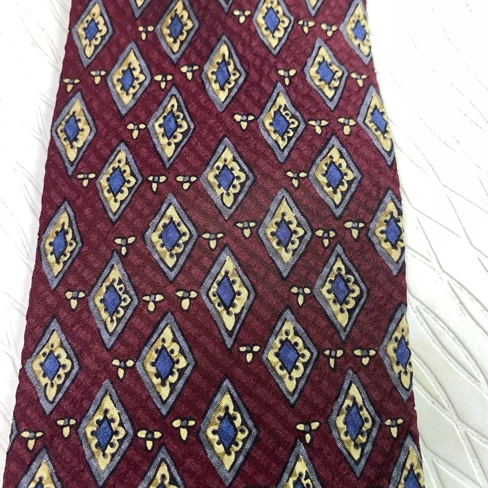KENNETH COLE MENS TIE‎ RED W/BEIGE & BLUE 100% Silk 58